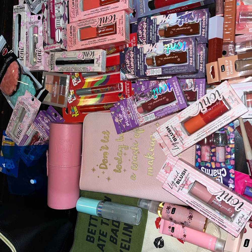 Assorted Beauty and Makeup Collection - Picture 5 of 8